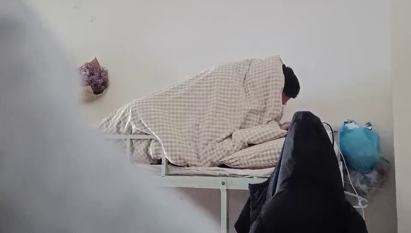 最新艳照门！女优诸葛亮晶晶与女神不羡江中生闯男生宿舍激情实战，床都被操散架了！