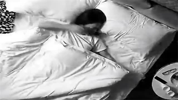 大学生情侣边看AV边实战，激情模仿片中姿势欲罢不能！